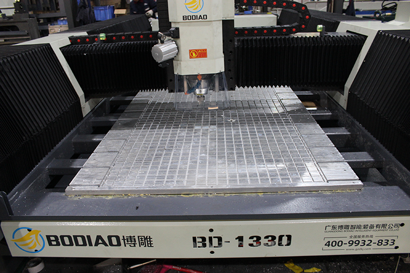 如何选择合适的铜铝门板精雕机厂家?